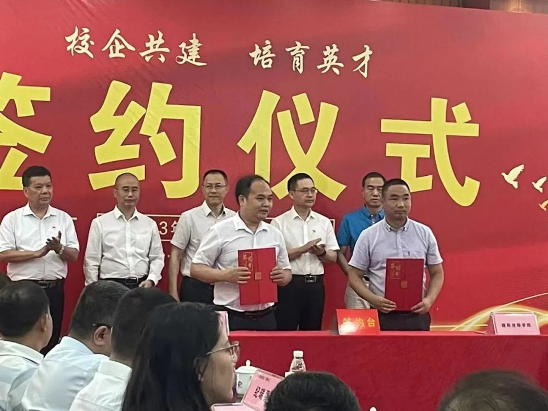 走進學(xué)校共育人 校企合作促成長